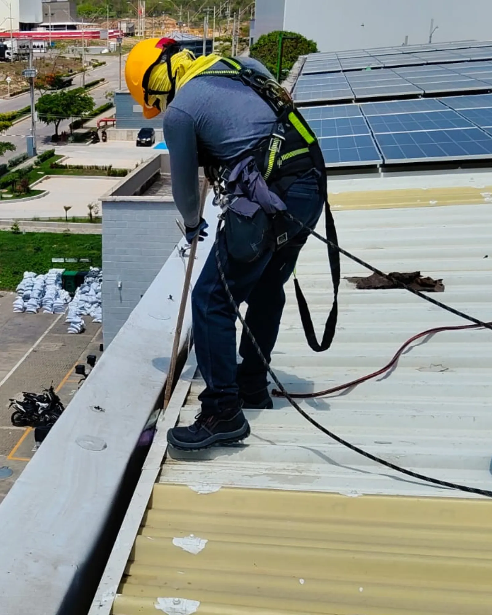 Trabajo de mantenimiento sobre la cubierta de un edificio en un parque industrial.